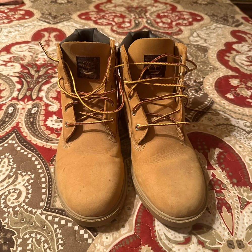 Youth male Timberland boots size 5.5 in youth male but fits women size 7